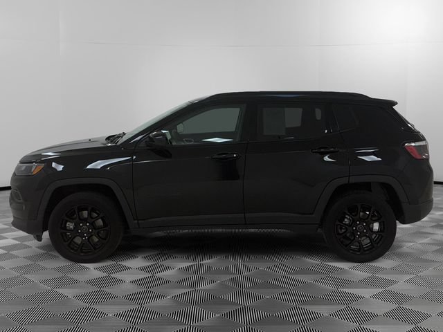 Used 2025 Jeep Compass Latitude w/ Convenience Group AWD/4WD image 2