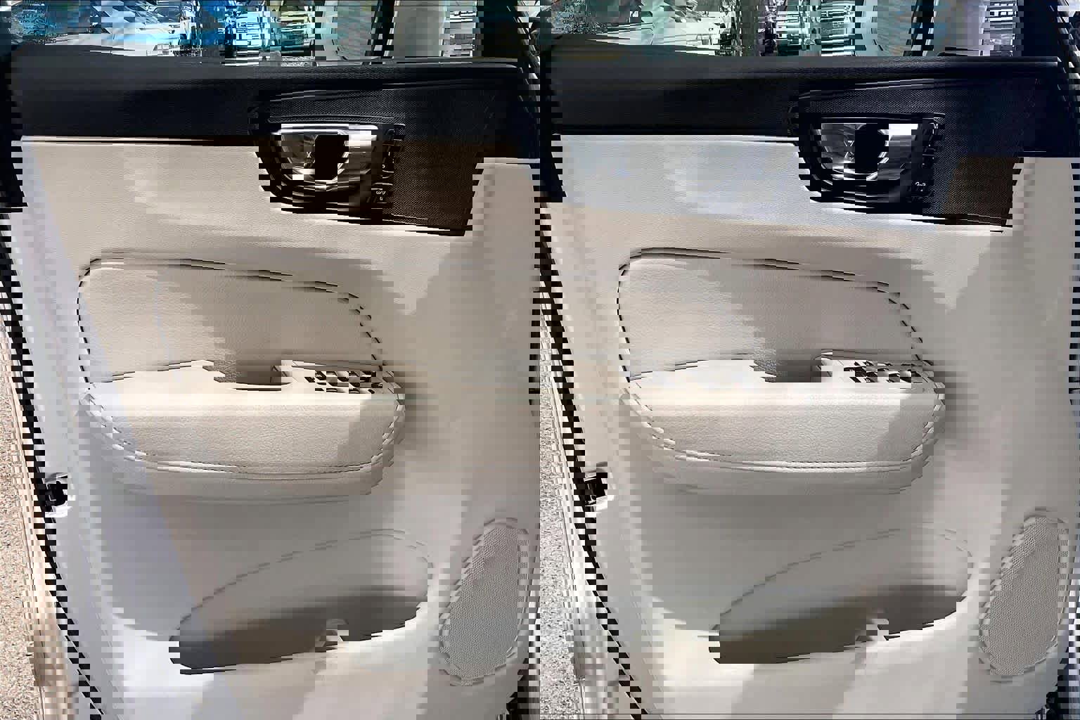 Used 2021 Volvo XC60 T6 Momentum image 22