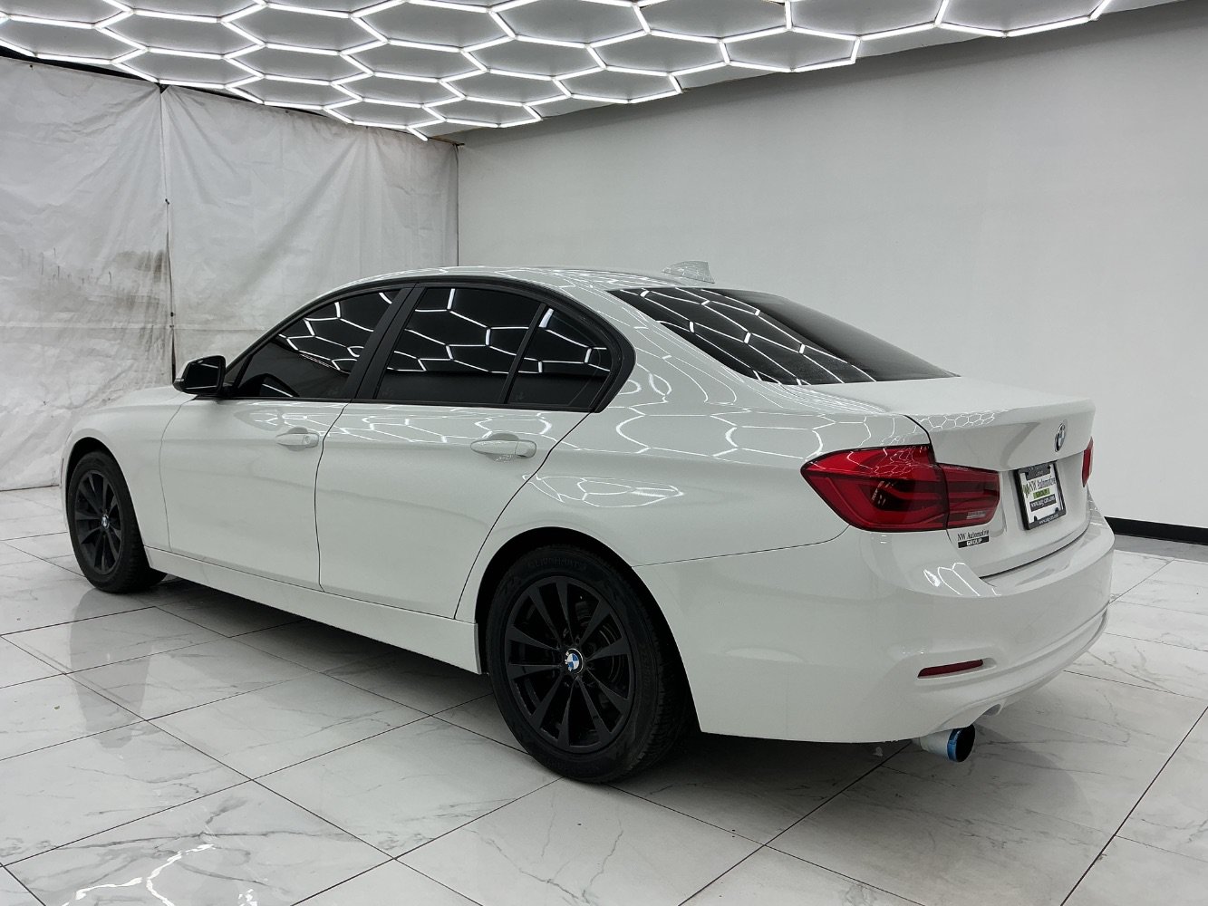 Used 2018 BMW 320i Sedan RWD image 12