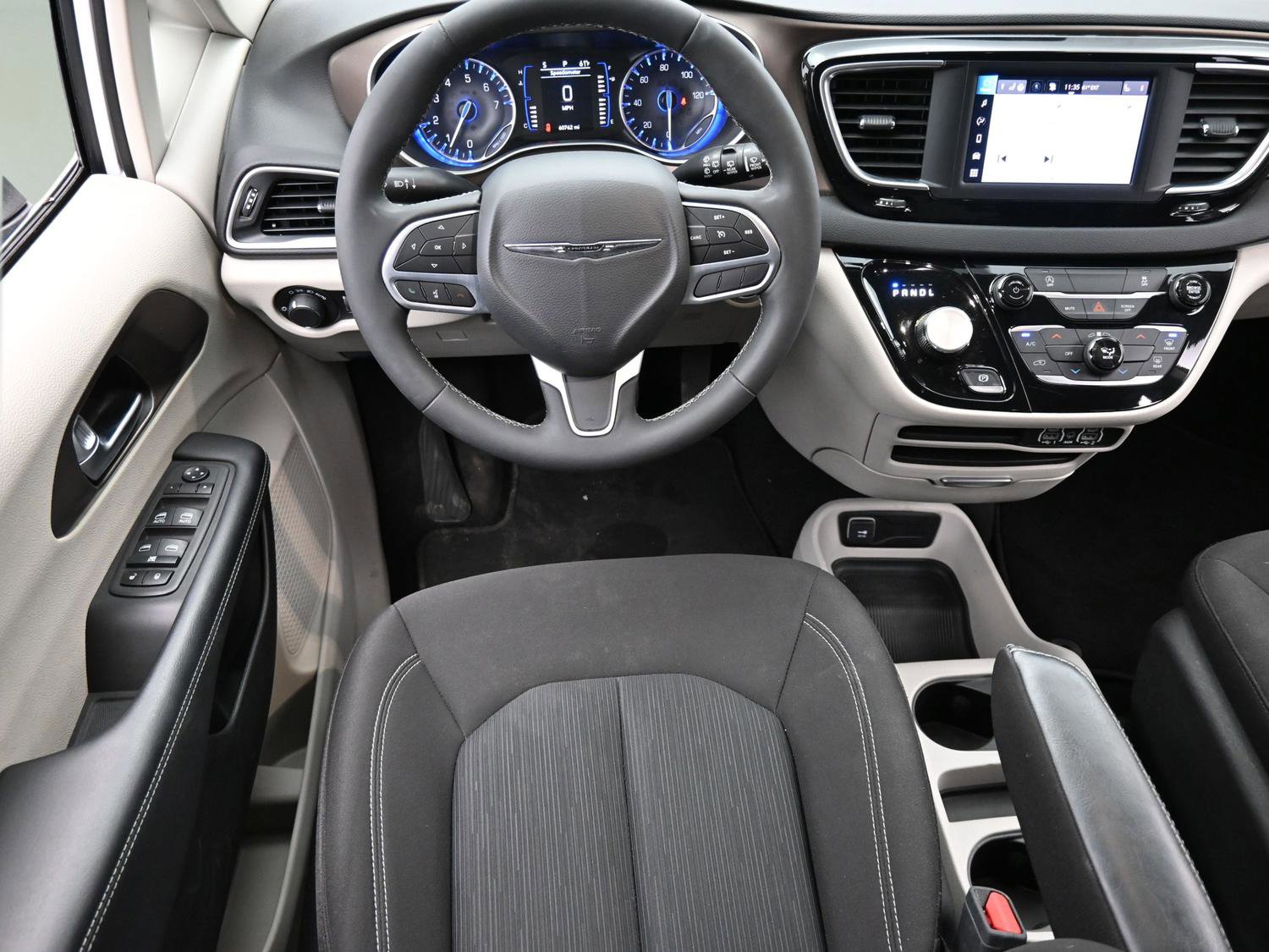 Used 2023 Chrysler Voyager LX image 12