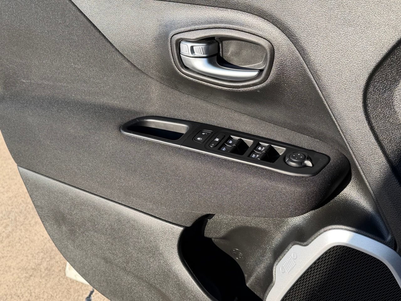 Used 2021 Jeep Renegade Latitude w/ Convenience Group FWD image 23