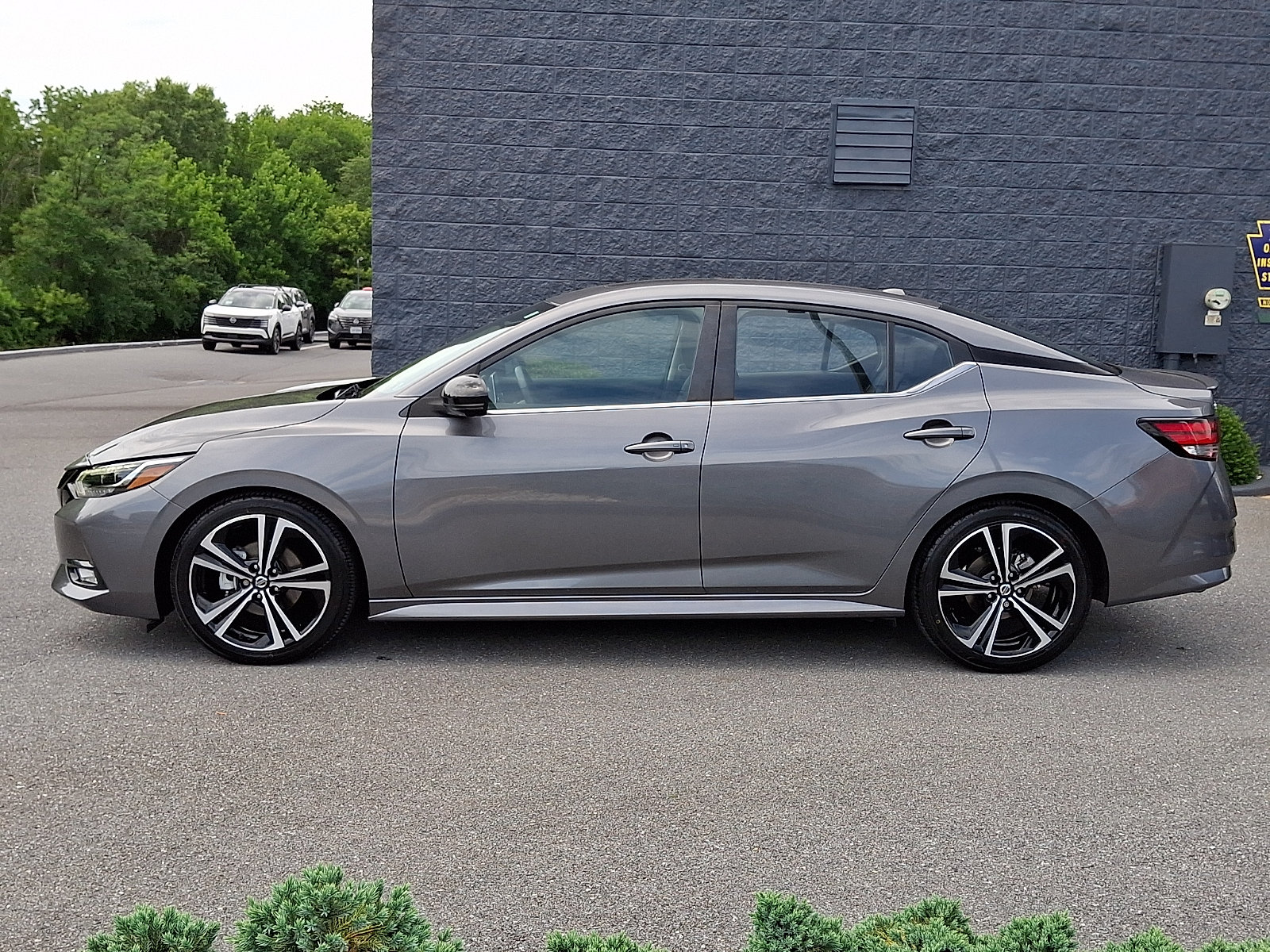 Used 2020 Nissan Sentra SR w/ Premium Package FWD image 5