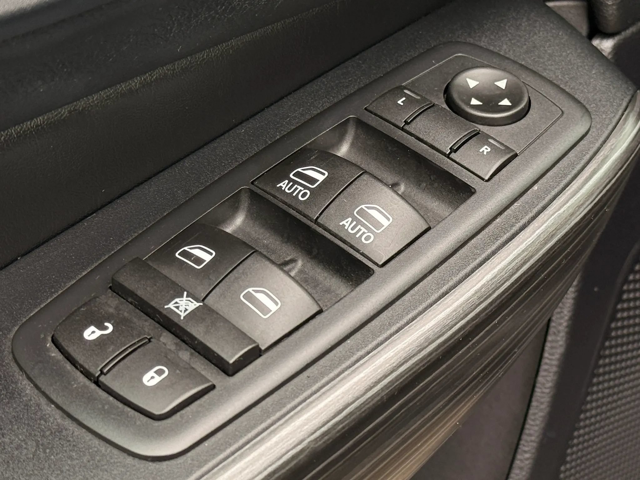 Used 2016 Jeep Cherokee Limited AWD/4WD image 24