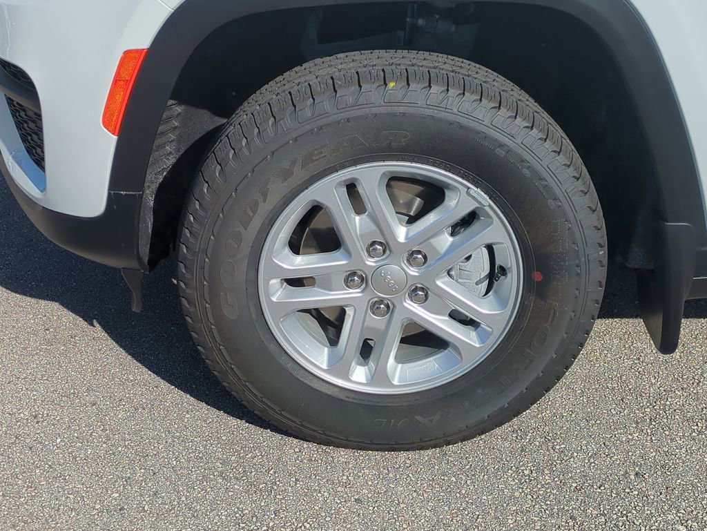 New 2025 Jeep Grand Cherokee Laredo w/ MOPAR Finishing Package RWD image 11