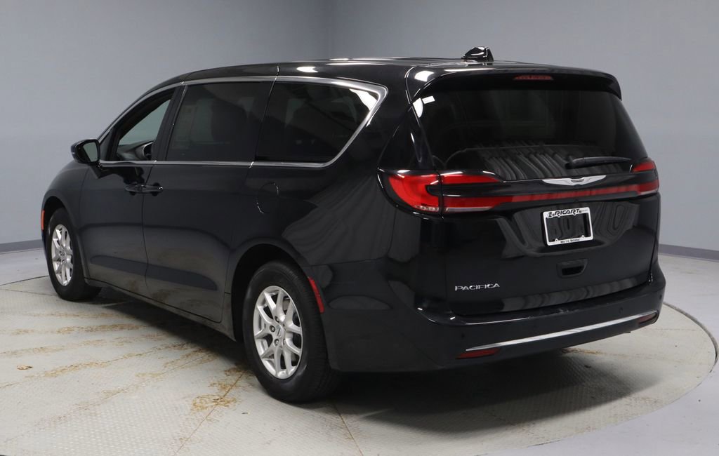 Used 2025 Chrysler Pacifica Select image 9