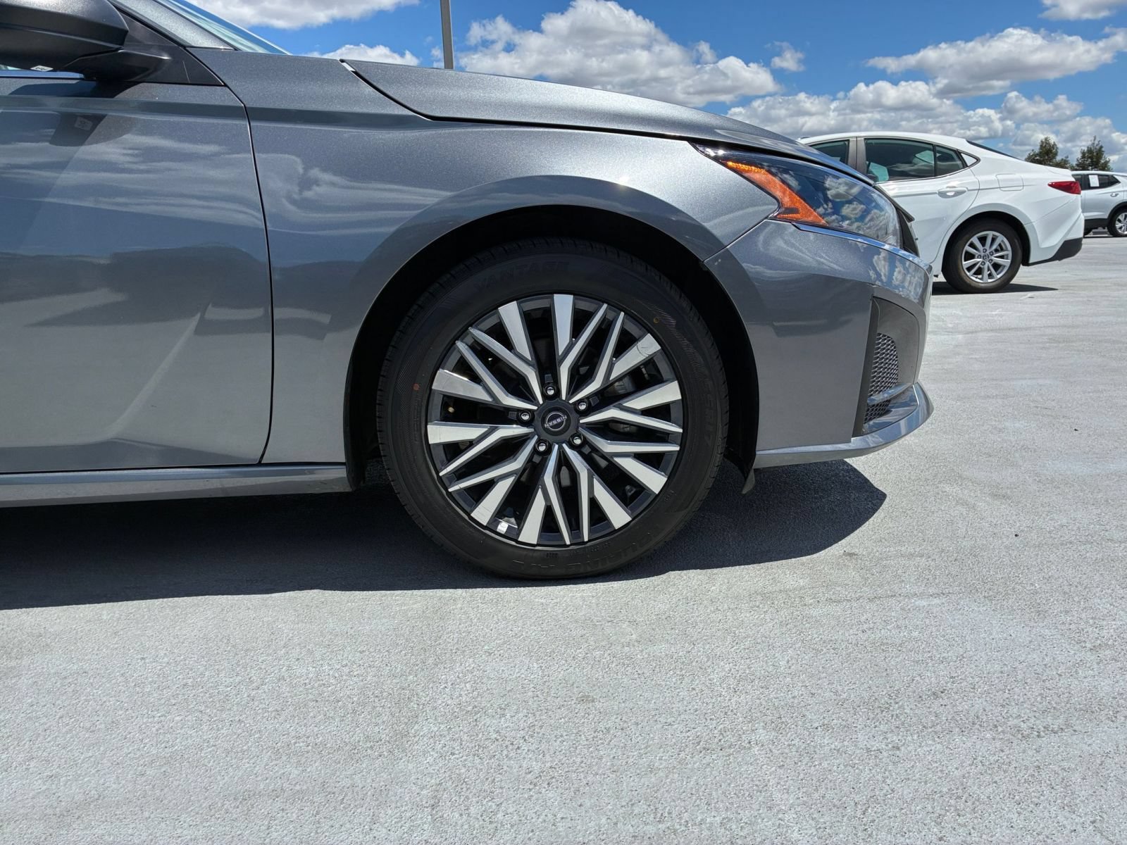 Used 2025 Nissan Altima 2.5 SV FWD image 30