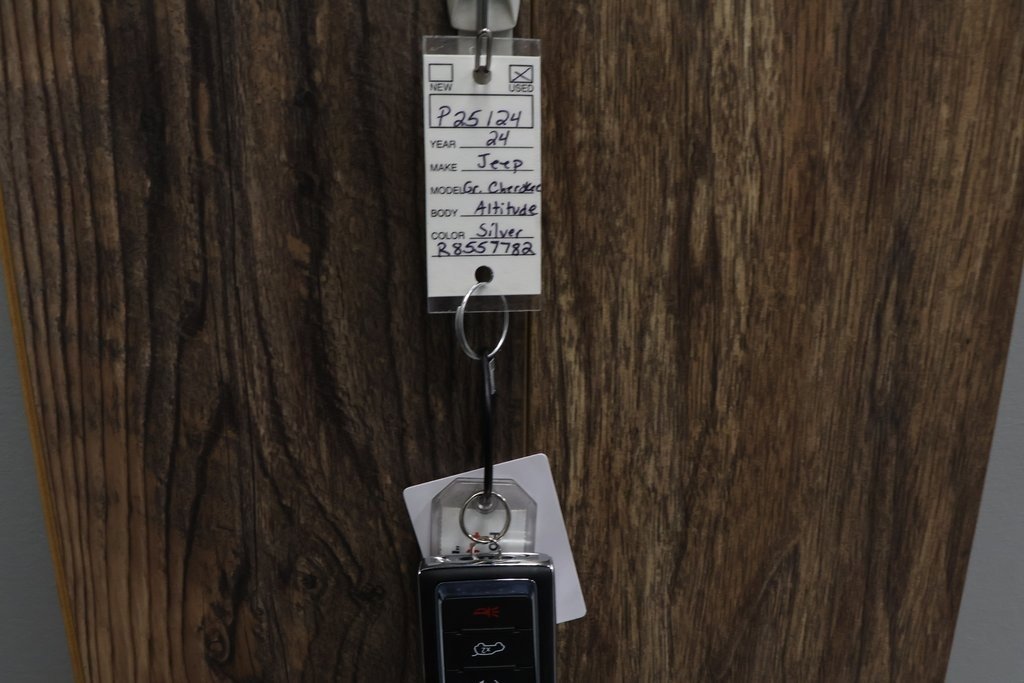 Used 2024 Jeep Grand Cherokee L Laredo image 36