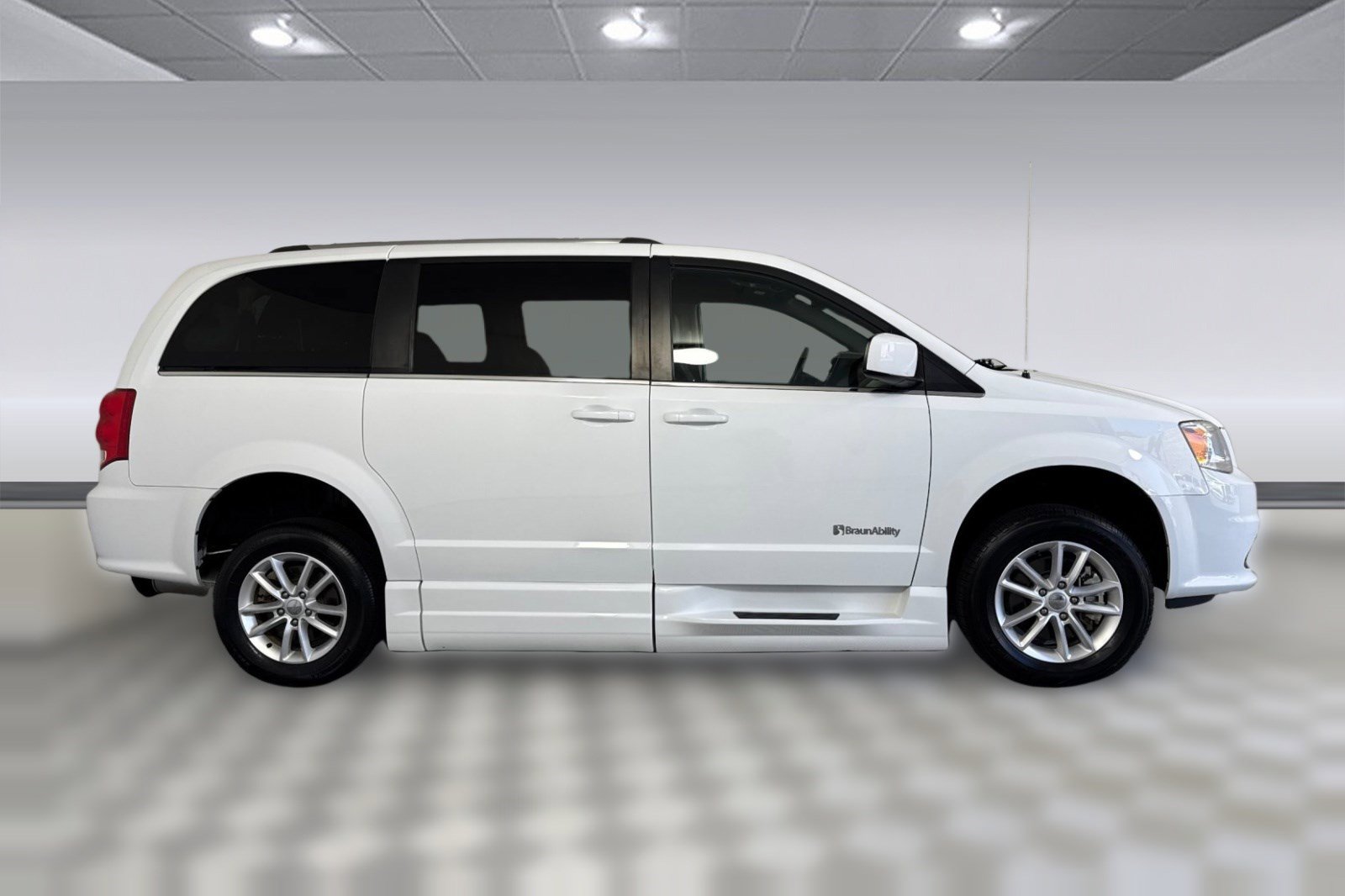 Used 2019 Dodge Grand Caravan SXT image 7