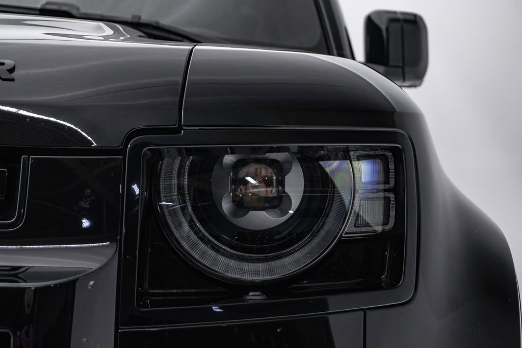 Used 2025 Land Rover Defender 110 S image 7