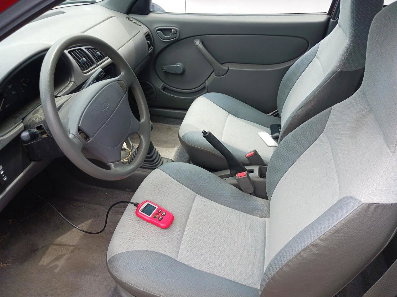 Used 2000 Chevrolet Metro Hatchback FWD image 7