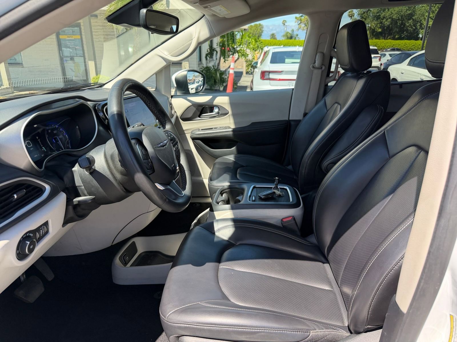 Used 2023 Chrysler Pacifica Touring-L image 29