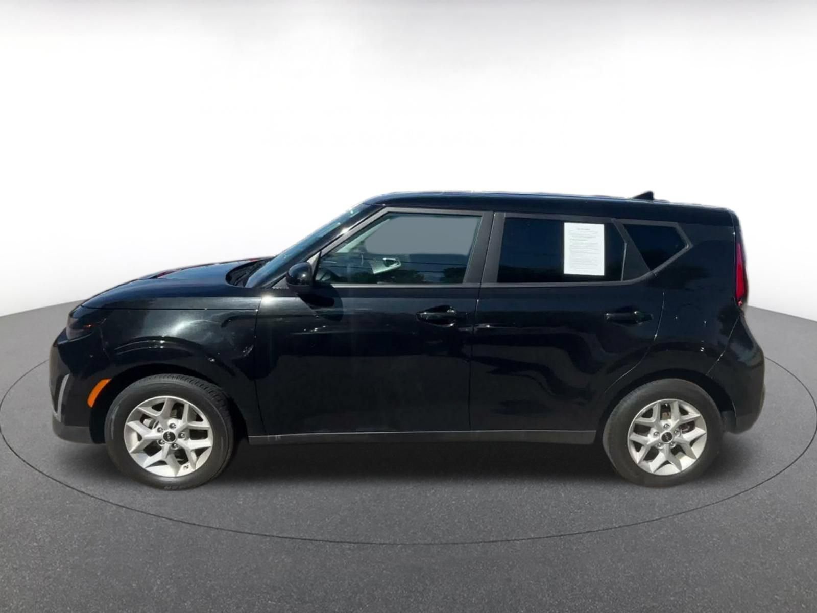 Used 2025 Kia Soul LX w/ LX Technology Package FWD image 8