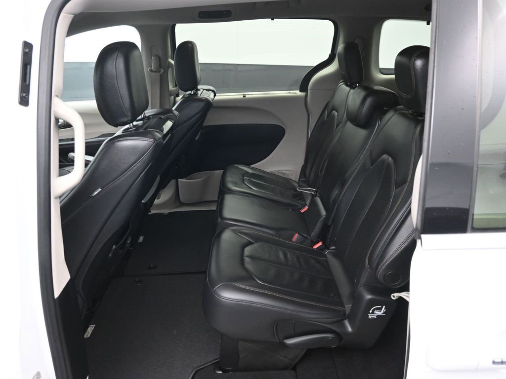 Used 2017 Chrysler Pacifica Touring-L Plus image 10