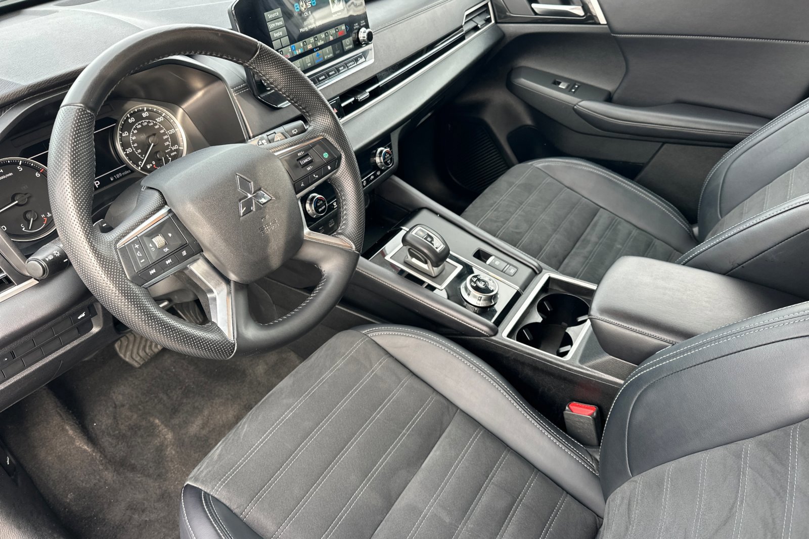 Used 2024 Mitsubishi Outlander SE image 9