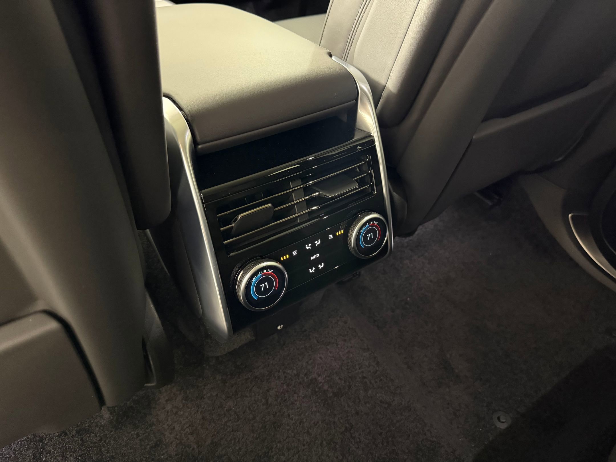 New 2026 Land Rover Range Rover Long Wheelbase SE image 22