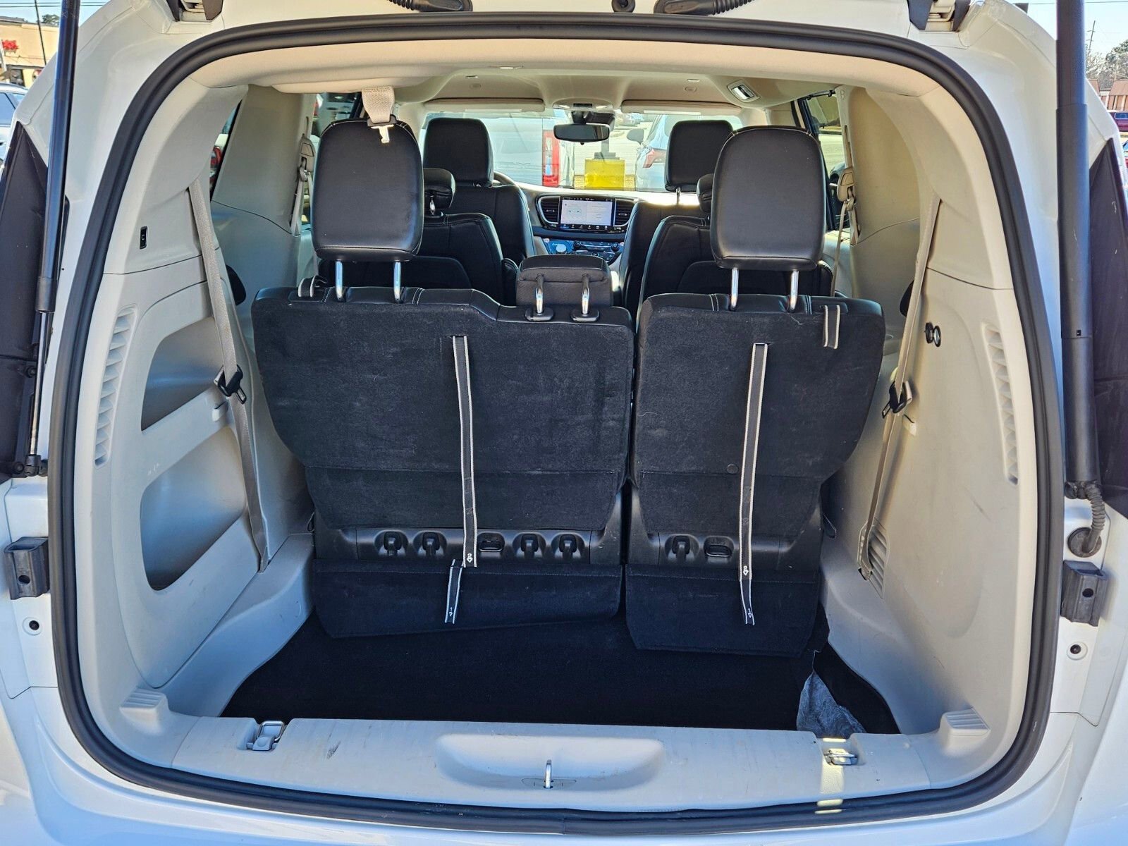 Used 2023 Chrysler Pacifica Touring-L image 13