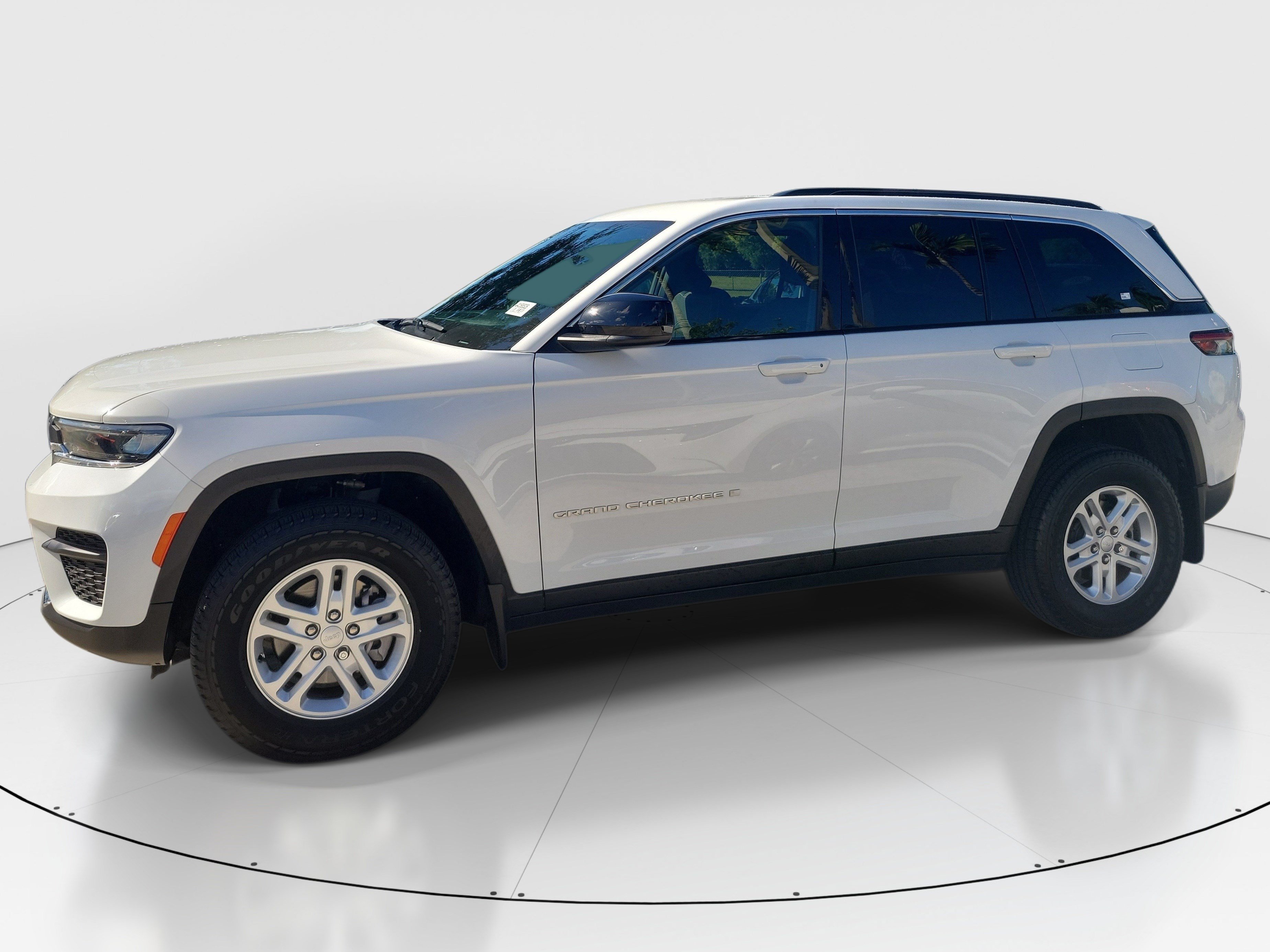 Used 2025 Jeep Grand Cherokee Laredo w/ MOPAR Finishing Package AWD/4WD image 4