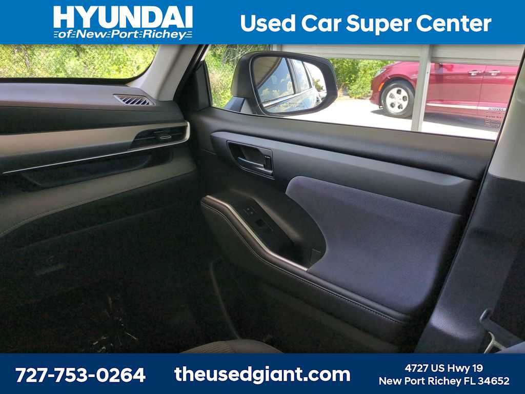 Used 2023 Toyota Highlander LE FWD image 20