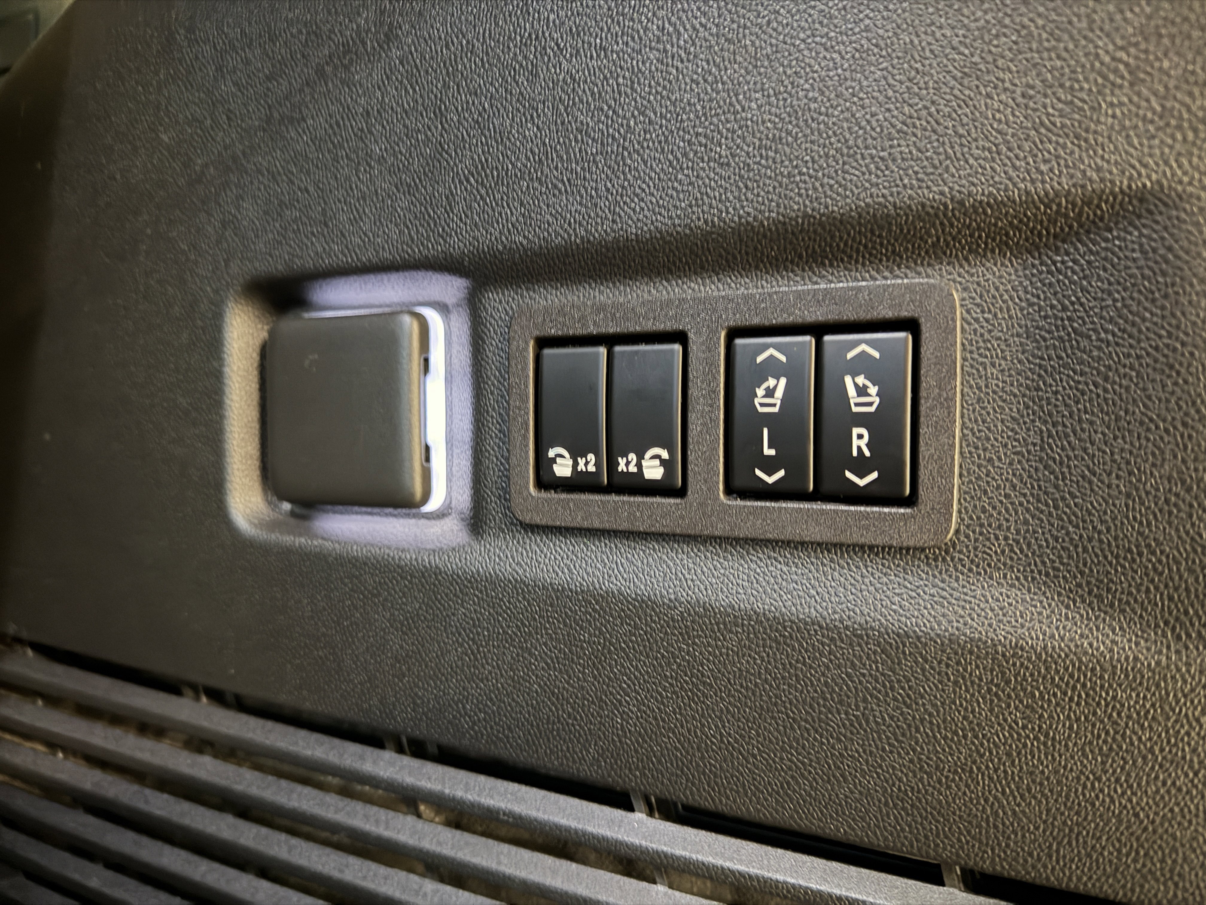 Used 2024 Chevrolet Tahoe High Country image 31