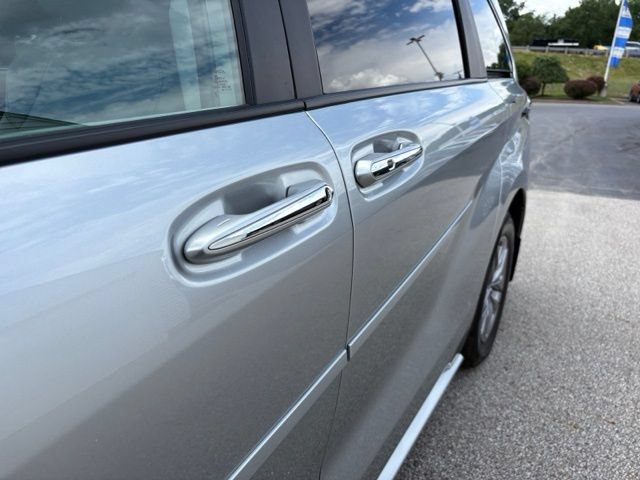 Used 2024 Toyota Sienna XLE w/ XLE Plus Package AWD/4WD image 17