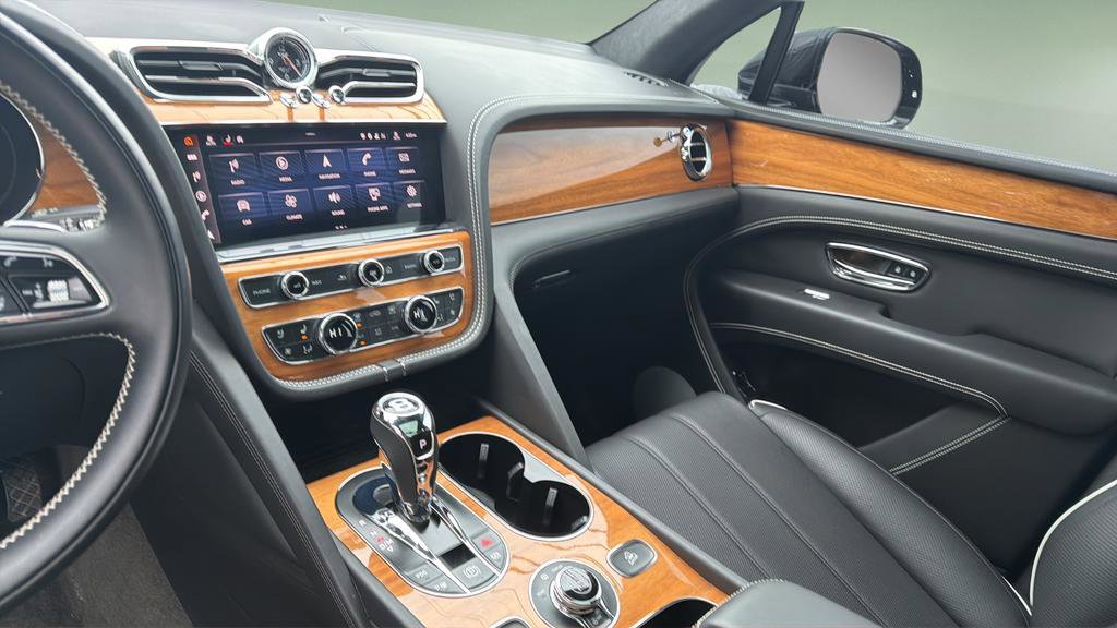 Used 2021 Bentley Bentayga image 34
