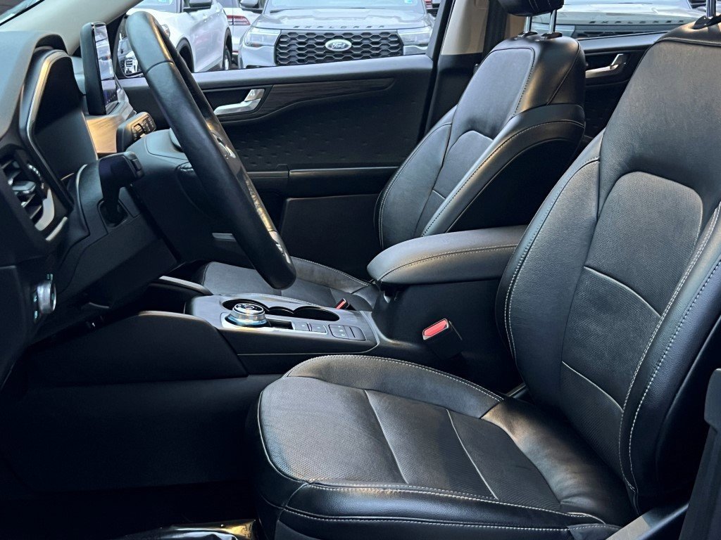 Used 2020 Ford Escape Titanium image 19