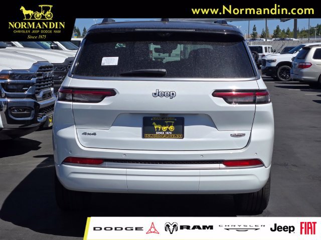 New 2026 Jeep Grand Cherokee Summit w/ Obsidian Package AWD/4WD image 4