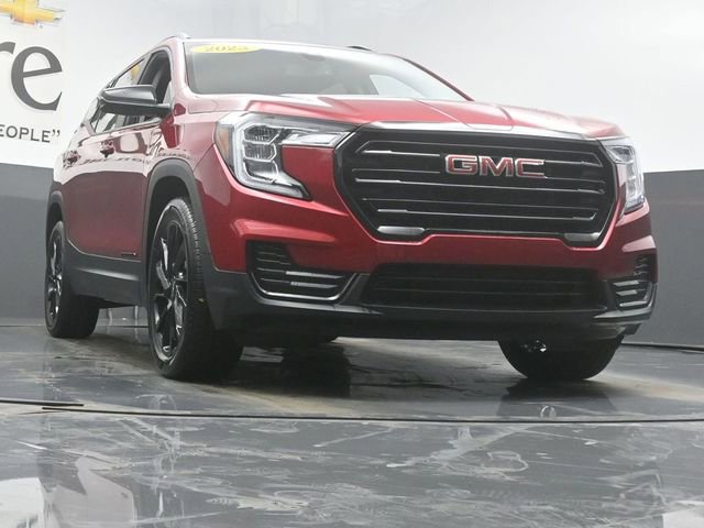 Used 2023 GMC Terrain SLE w/ Driver Convenience Package image 3