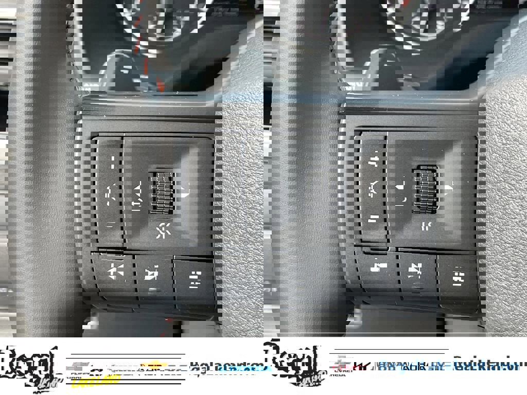 Used 2025 Nissan Rogue SV image 32