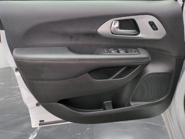 Used 2025 Chrysler Pacifica Limited FWD image 15