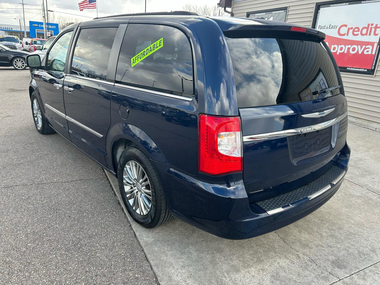 Used 2015 Chrysler Town & Country Touring-L w/ Driver Convenience Group image 7