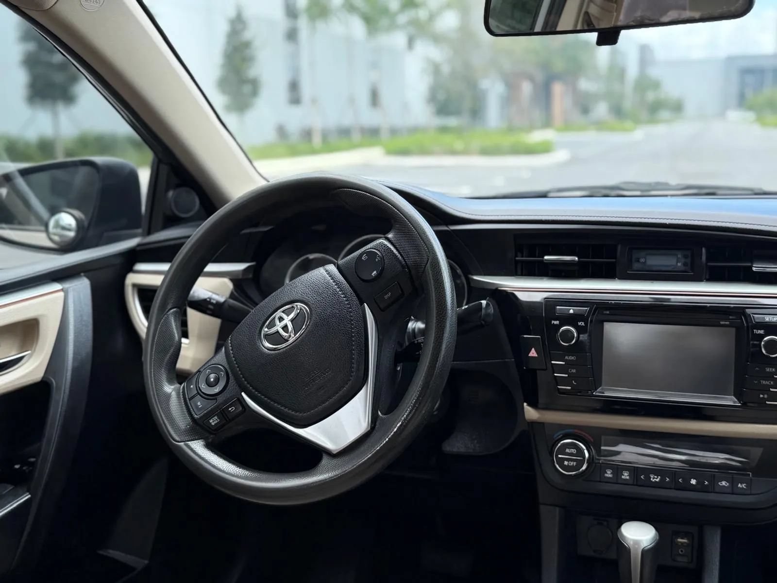 Used 2015 Toyota Corolla LE FWD image 6