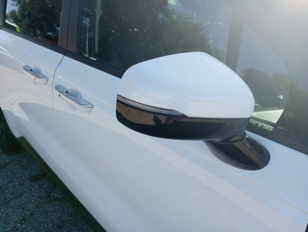 Used 2025 Kia Carnival FWD image 9