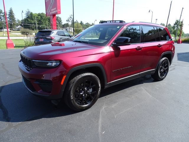 Used 2025 Jeep Grand Cherokee Altitude AWD/4WD image 1