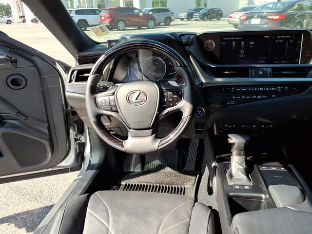 Used 2020 Lexus ES 300h w/ Accessory Package FWD image 11