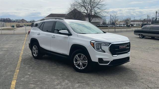 Used 2023 GMC Terrain SLE w/ Driver Convenience Package image 2