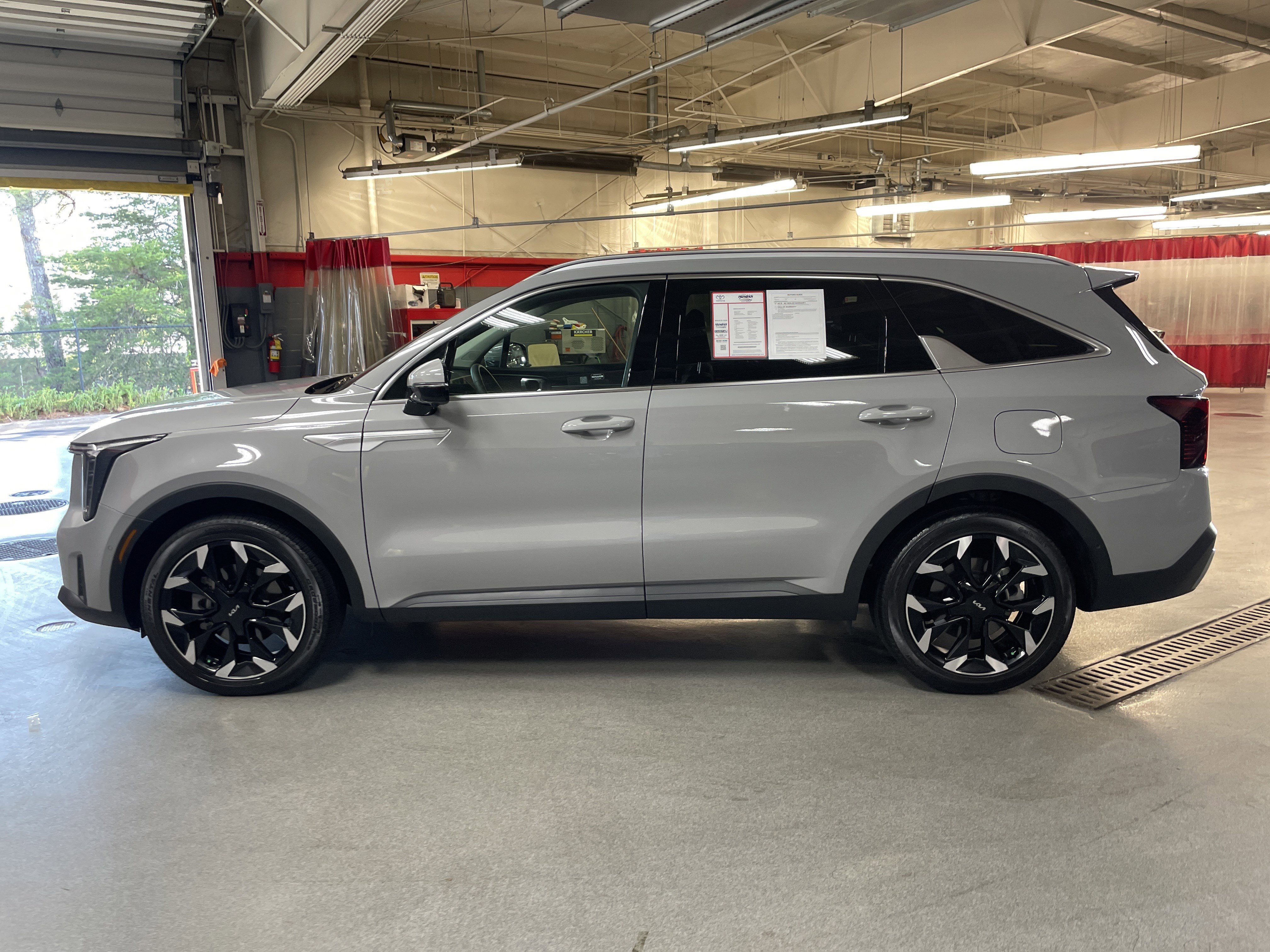 Used 2025 Kia Sorento SX FWD image 7
