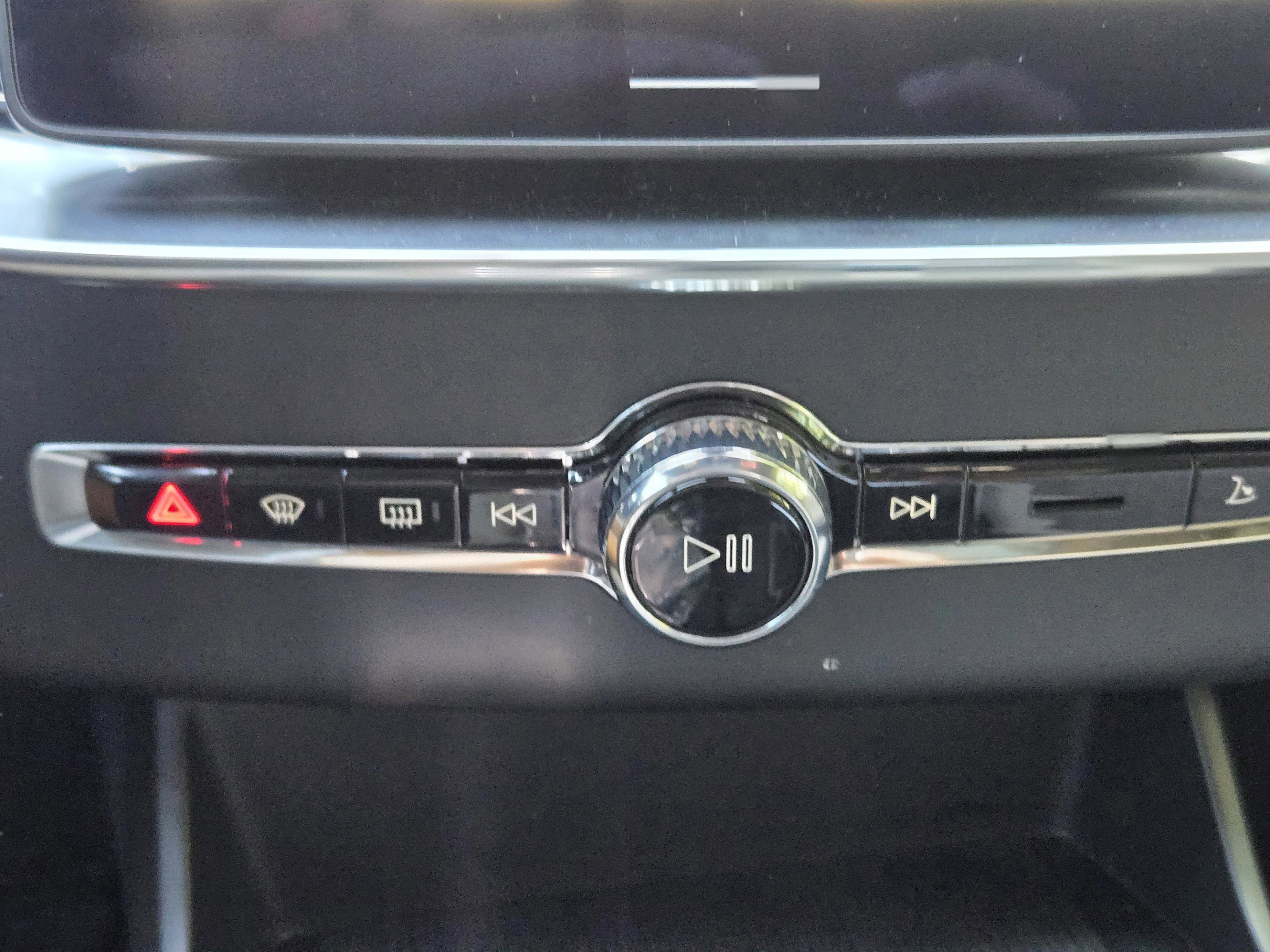 Certified 2025 Volvo XC90 T8 Plus w/ Protection Package Premier image 19