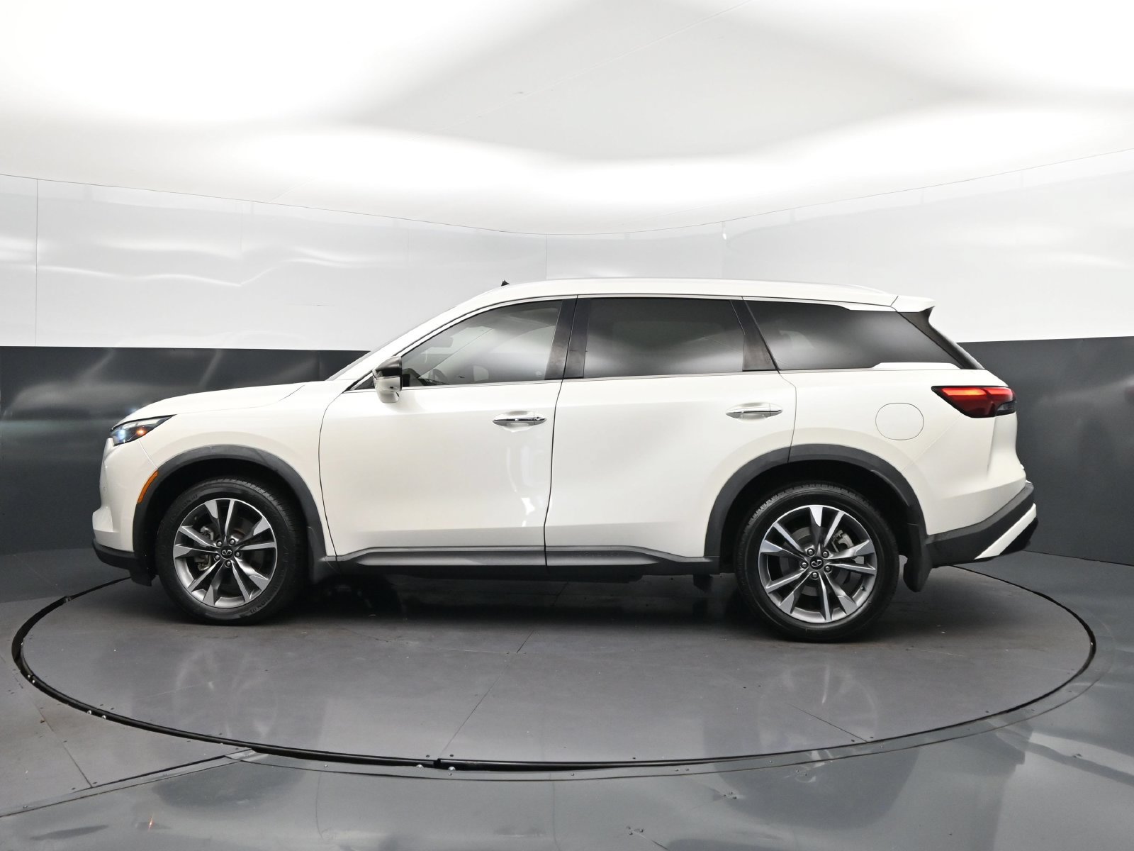Certified 2023 INFINITI QX60 Luxe w/ Vision Package AWD/4WD image 4