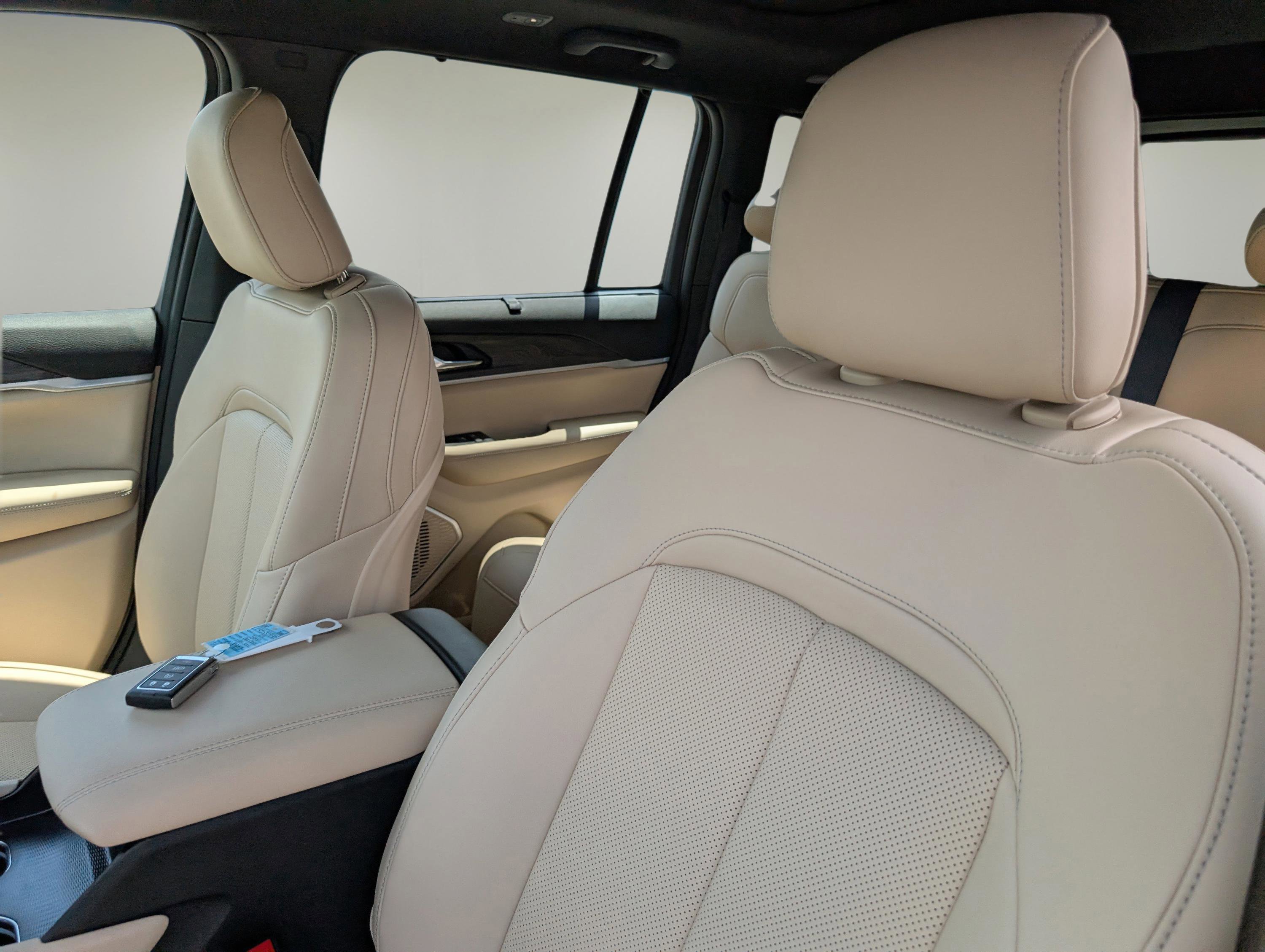 New 2025 Jeep Grand Cherokee Limited w/ Luxury Tech Group II image 18