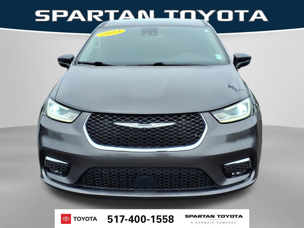 Used 2023 Chrysler Pacifica Touring-L FWD image 3