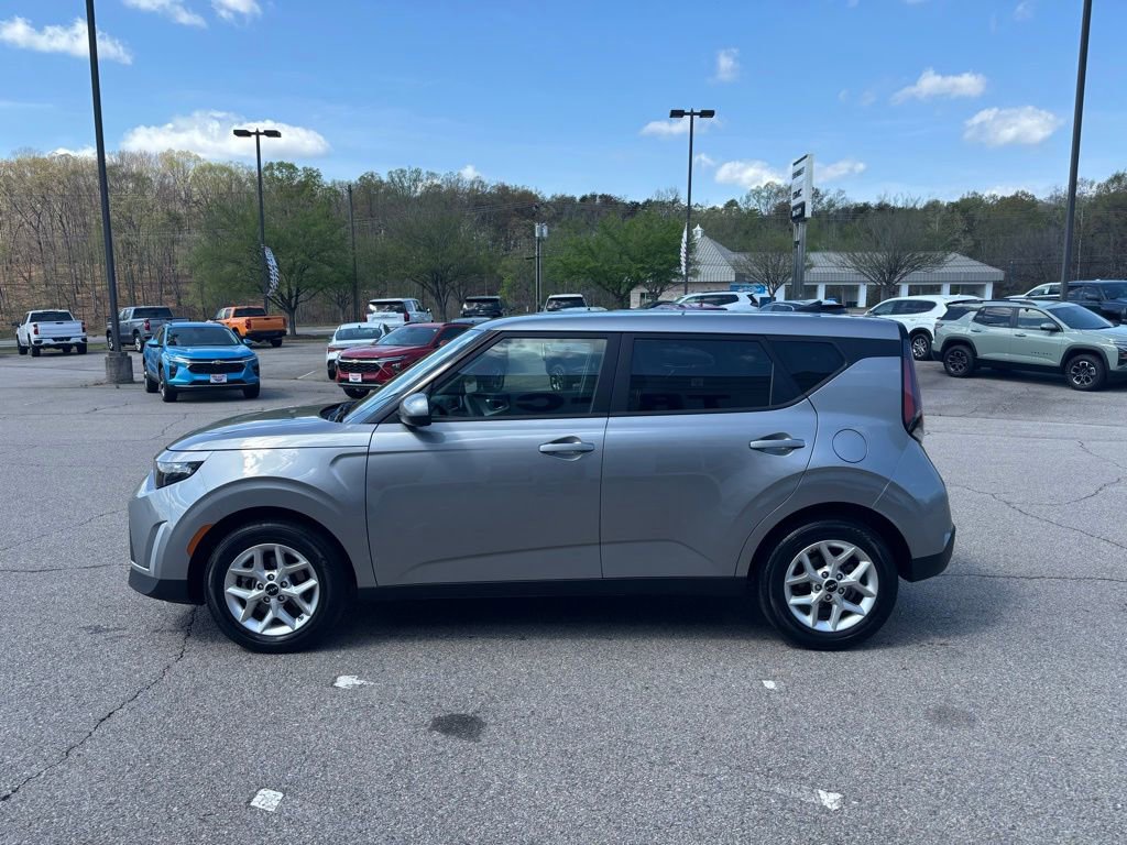 Used 2024 Kia Soul LX w/ Option Group 015 FWD image 3