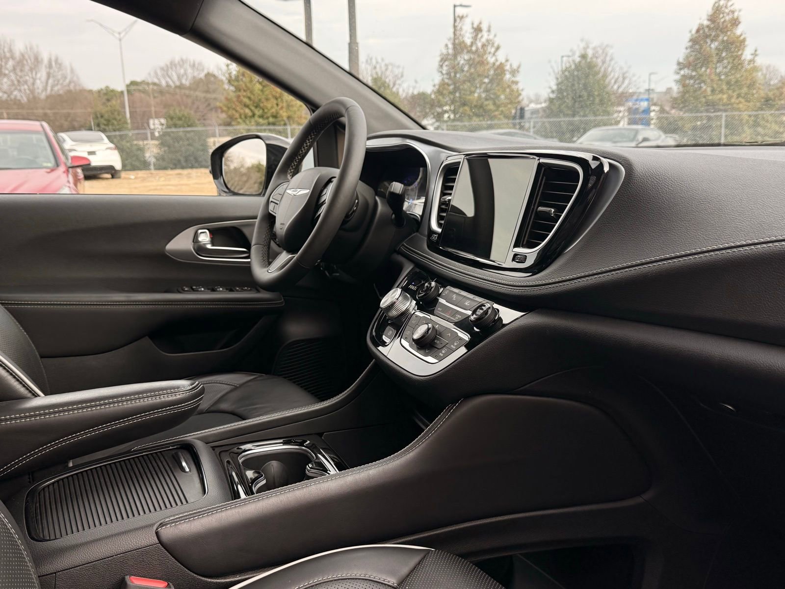 Used 2025 Chrysler Pacifica Limited image 24