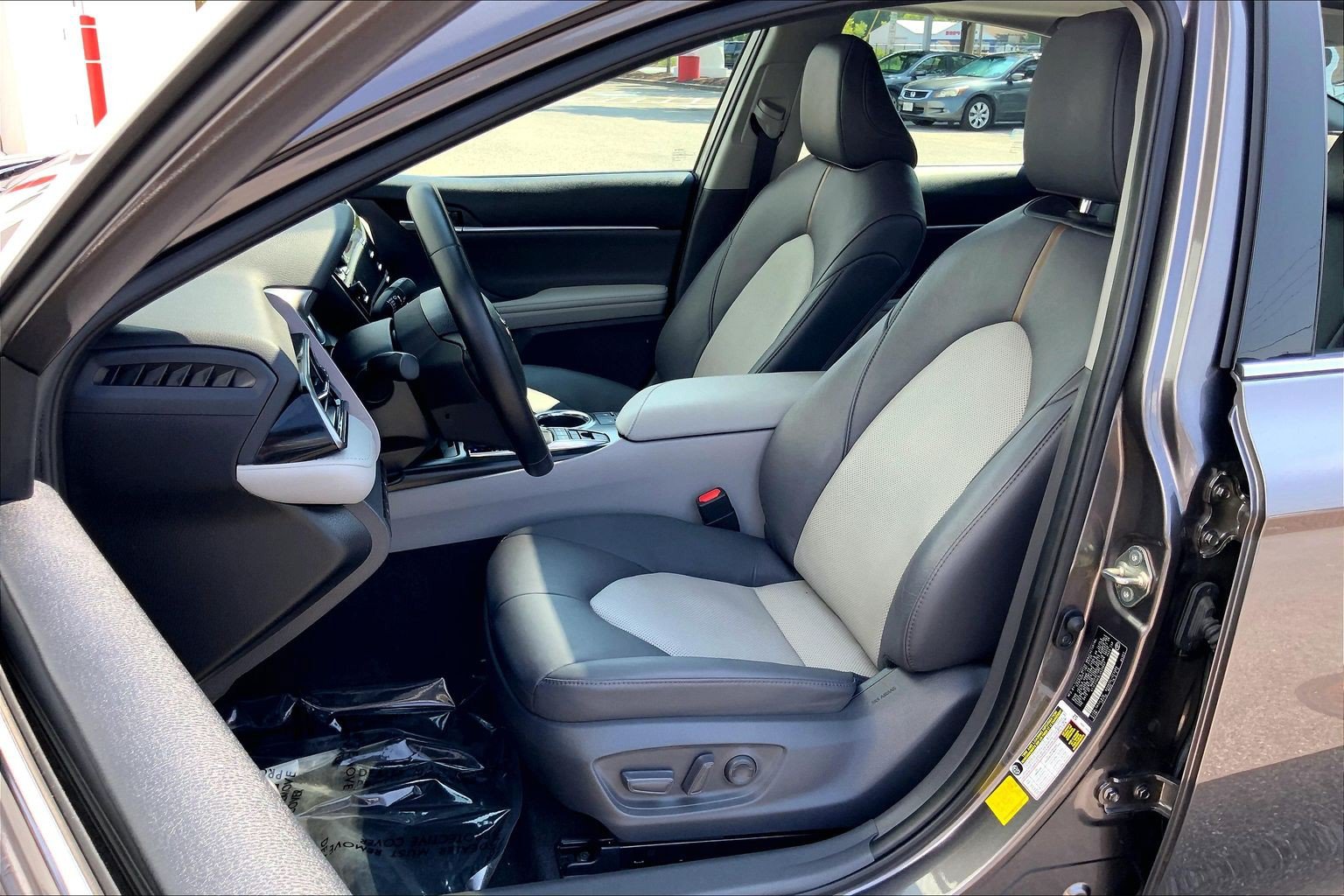 Used 2020 Toyota Camry XLE w/ Sunroof Package FWD image 30