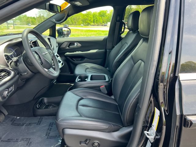 Used 2025 Chrysler Pacifica Select FWD image 3