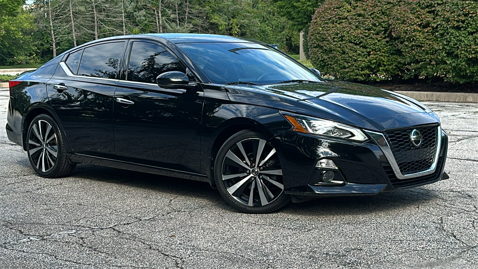Certified 2019 Nissan Altima 2.5 Platinum FWD image 1