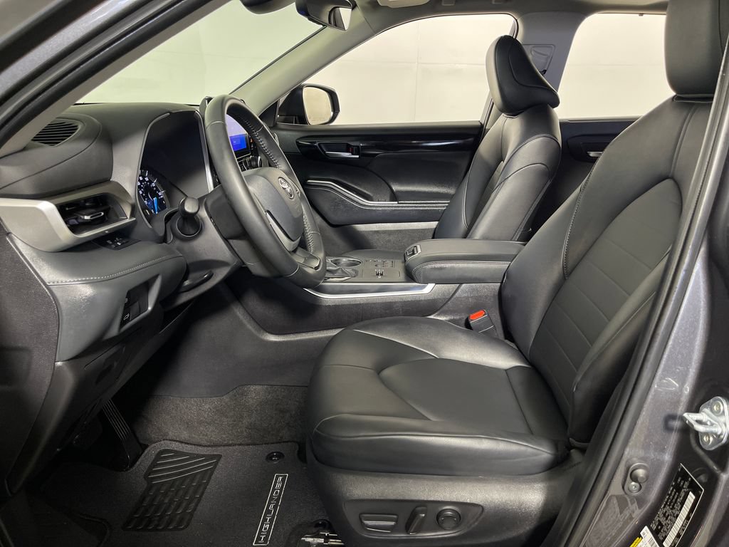 Certified 2025 Toyota Highlander XLE AWD/4WD image 12
