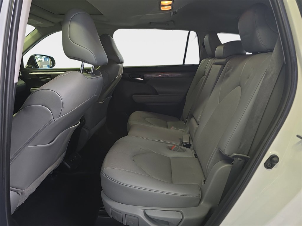 Used 2021 Toyota Highlander Limited image 12
