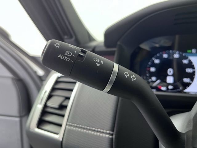Used 2025 Land Rover Discovery Dynamic SE image 13