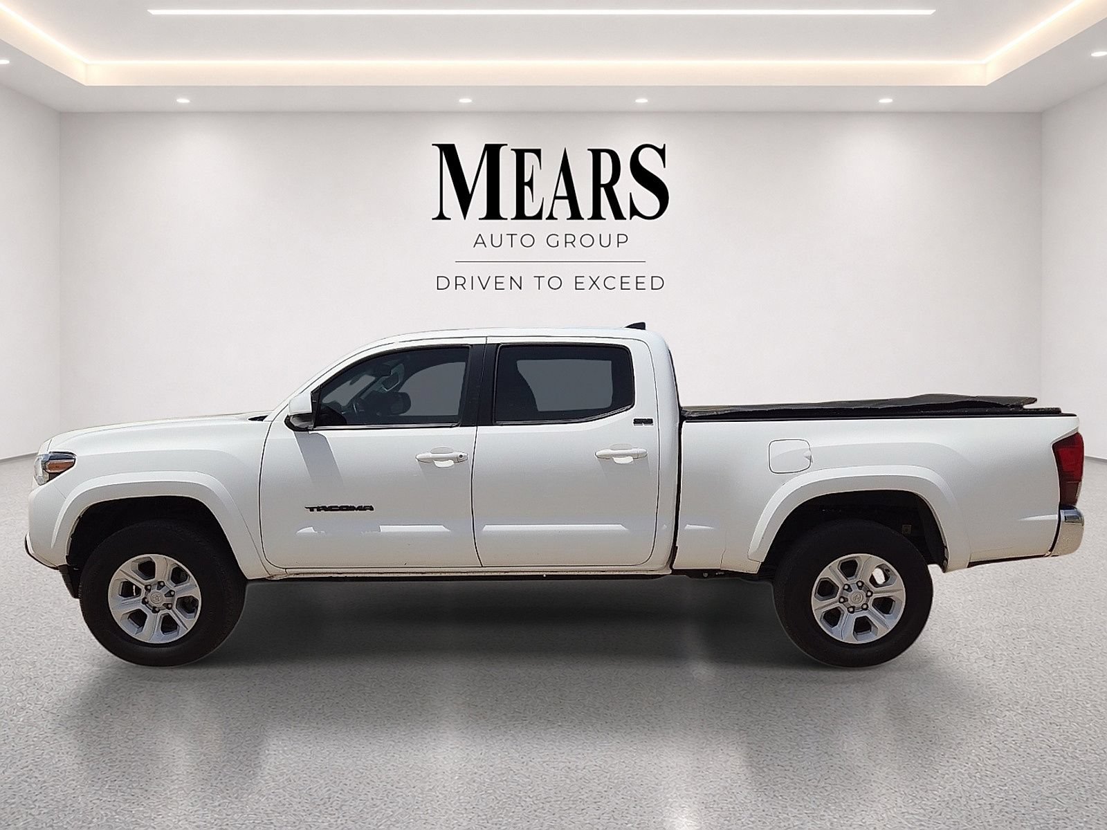 Used 2021 Toyota Tacoma SR5 RWD image 2